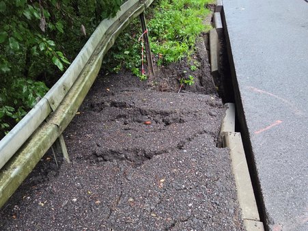 Zdjęcie uszkodzonego fragmentu jezdni, drogi powiatowej nr 3231G.