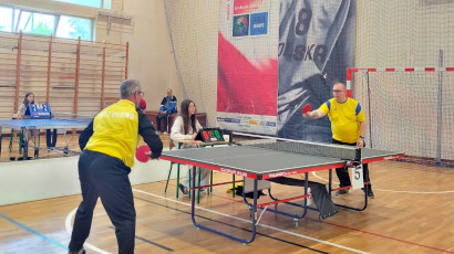 Zawodnicy WTZ Ryjewo podczas zmagań w turnieju tenisa stołowego.