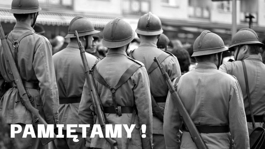 na zdjęciu widać sześciu żołnierzy w mundurach i z karabinami, odwróconych tyłem