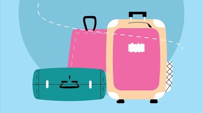 Na zdjęciu znajdują się dwie różowe walizki i jedna zielona.