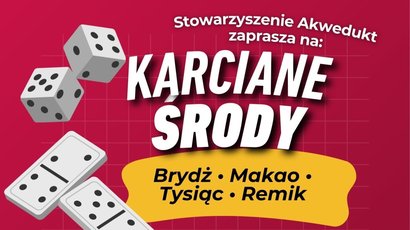Na zdjęciu znajduje się informacja o wydarzeniu oraz kostki do gry wraz z domino.