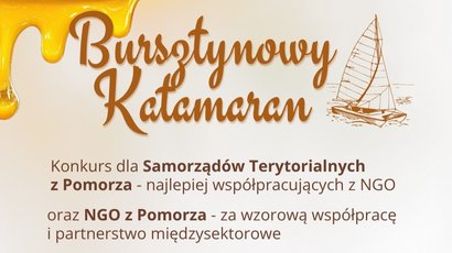 Na zdjęciu jest katamaran, obok napis Bursztynowy Katamaran.