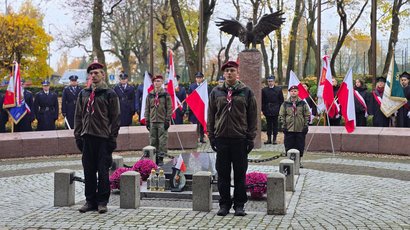Harcerze pełnią wartę przy pomniku.