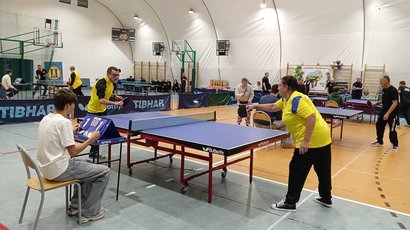 Zawodnicy WTZ Ryjewo podczas zmagań w turnieju tenisa stołowego.