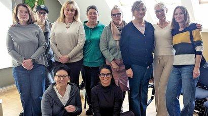 Paulina Zielińska wraz z uczestniczkami warsztatów Pomostu Nowych Szans pozują do zdjęcia pamiątkowego.