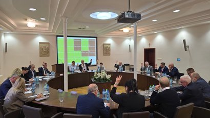 zdjęcie ilustracyjne Rada i Zarząd Powiatu Kwidzyńskiego w trakcie obrad XVIII sesji.