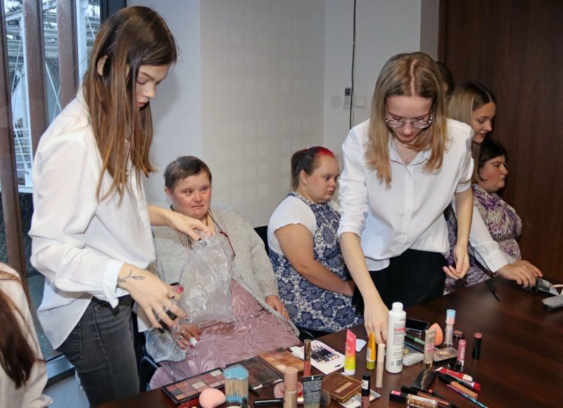Cztery uczestniczki WTZ malowane przez trzy panie w ramach przygotowań do imprezy
