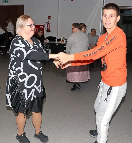 Dwoje podopiecznych WTZ tańczących razem.