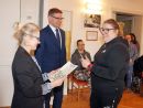 Uczestnicy Warsztatu Terapii Zajęciowej odbierają dyplomy za swoje osiągnięcia. Wręczają je Krzysztof Michalski, zastępca wójta gminy Kwidzyn, oraz opiekunowie WTZ.