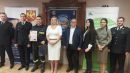 Wręczenie nagród, z przedstawicielami służb mundurowych i zaproszonymi gośćmi.