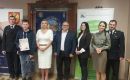 Wręczenie nagród, z przedstawicielami służb mundurowych i zaproszonymi gośćmi.