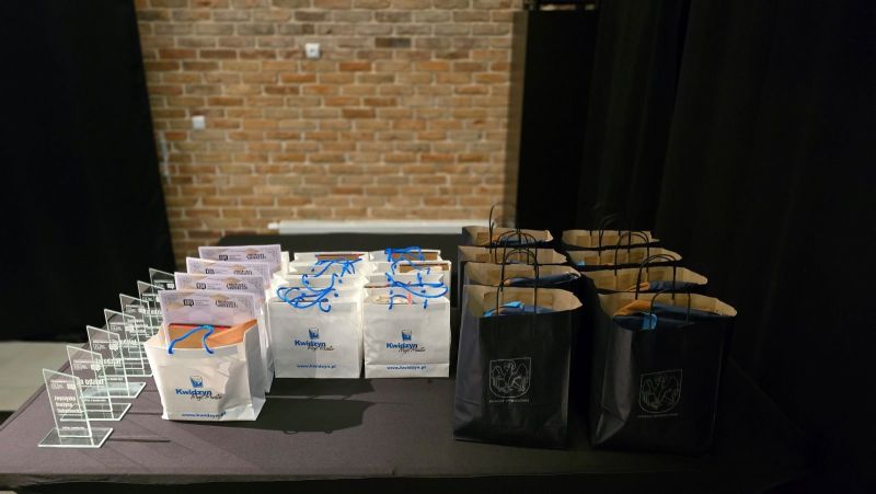 Nagrody dla laureatów i uczestników debat.