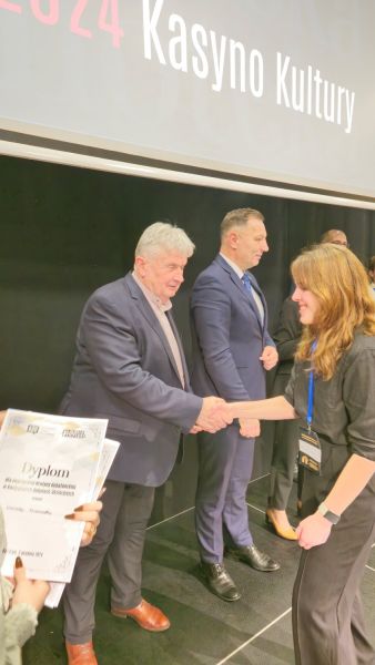 Jerzy Śnieg, Przewodniczący Rady Powiatu Kwidzyńskiego składa gratulacje nagrodzonej uczestniczce.