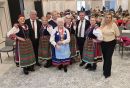 Przedstawiciele władzy samorządowej wraz z zespołami ludowymi.