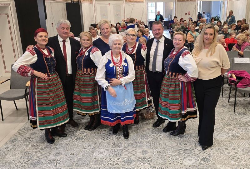 Przedstawiciele władzy samorządowej wraz z zespołami ludowymi.