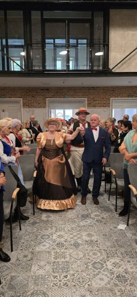 Członkowie zespołu „Powiślanki” rozpoczynają swój jubileuszowy koncert.