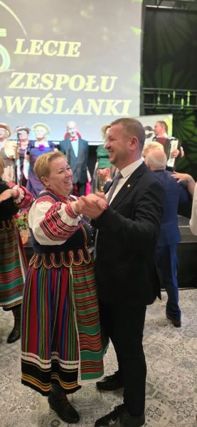 Starosta Tomasz Frejnagiel tańczy z członkinią zespołu ludowego.