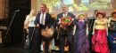 Starosta Tomasz Frejnagiel, przewodniczący Jerzy Śnieg i członkini zarządu Katarzyna Ochlik-Rafka składają życzenia i podziękowania zespołowi.