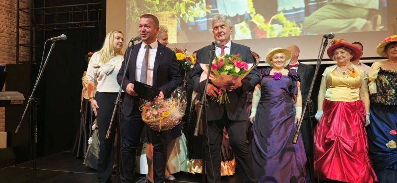 Starosta Tomasz Frejnagiel, przewodniczący Jerzy Śnieg i członkini zarządu Katarzyna Ochlik-Rafka składają życzenia i podziękowania zespołowi.