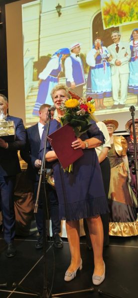 Wójt Gminy Sadlinki Elżbieta Krajewska składa życzenia i podziękowania zespołowi.
