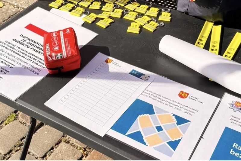 zdjęcie przedstawia gadżety reklamowe i zdjęcia plakatów.