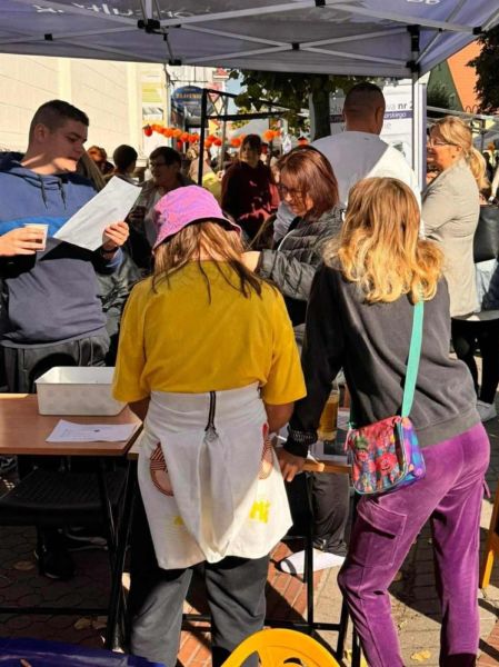 zdjęcie przedstawia dzieci stojące przy stoisku. zdjęcie przedstawia dzieci stojące przy stoisku.