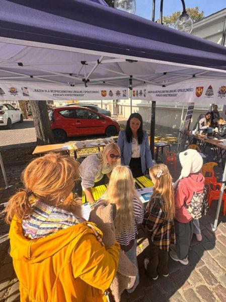 zdjęcie przedstawia dzieci przy stoisku. zdjęcie przedstawia dzieci przy stoisku.