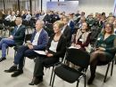 zdjęcie ogólne sali z uczestnikami w trakcie prelekcji, w pierwszym rzędzie od lewej: Piotr Widz, radny Sejmiku Województwa Pomorskiego; wicestarosta Andrzej Zwolak oraz Anna Baranow