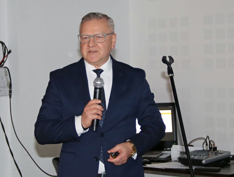 Adam Krawiec z Pomorskiego Urzędu Marszałkowskiego w trakcie prelekcji