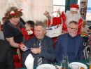  Dwoje organizatorów w świątecznych strojach wręcza słodkie upominki Ludwikowi Butkiewiczowi, Wicestaroście Sztumskiemu, oraz Andrzejowi Krzysztofiakowi, Przewodniczącemu Rady Miejskiej w Kwidzynie.
