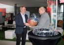 Andrzej Zwolak, Wicestarosta Kwidzyński, wręcza kosz słodkości jednemu z organizatorów.