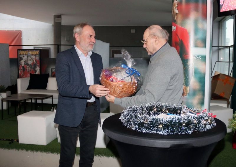 Andrzej Zwolak, Wicestarosta Kwidzyński, wręcza kosz słodkości jednemu z organizatorów.
