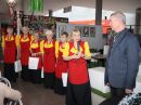 Przedstawicielka zespołu Mikołajczanki składa podziękowania Ludwikowi Butkiewiczowi, Wicestaroście Sztumskiemu.