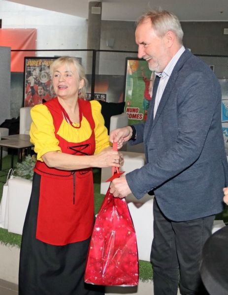 Przedstawicielka zespołu Mikołajczanki oraz Andrzej Zwolak, Wicestarosta Kwidzyński.