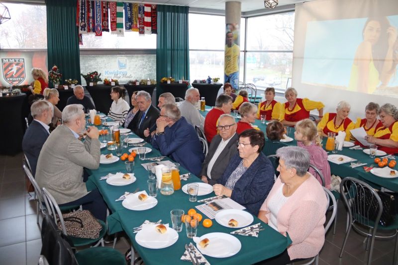 Zgromadzeni goście podczas poczęstunku
