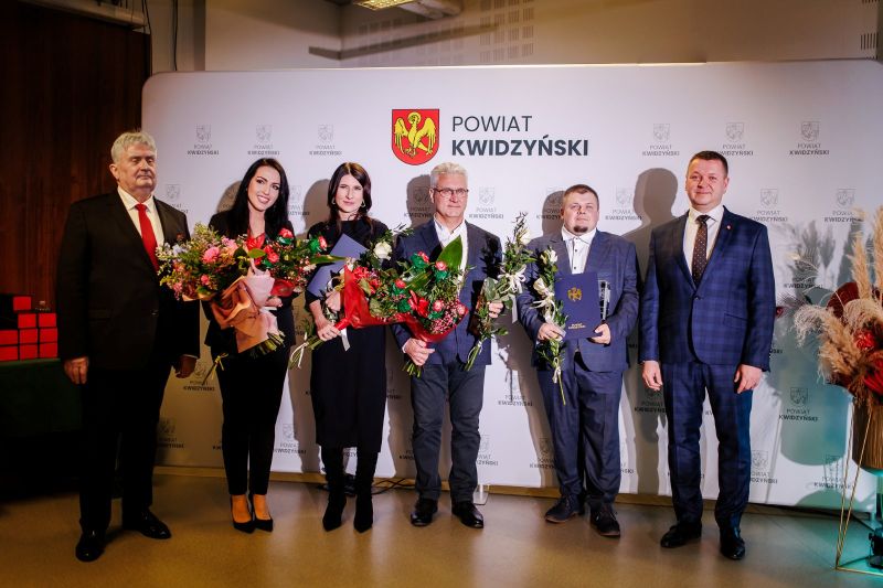 pamiątkowe zdjęcie grupy nagrodzonych, od lewej: przewodniczący Jerzy Śnieg, Monika Barejka, Patrycja Górska-Moch, Zdzisław Żarnowski, Marcin Bukalski i starosta Tomasz Frejnagiel