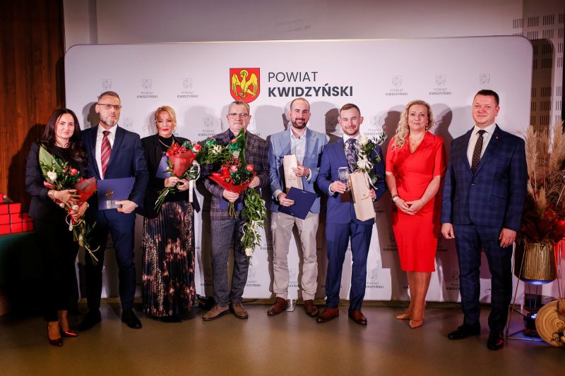 pamiątkowe zdjęcie grupy nagrodzonych, od lewej: Estera i Artur Milewscy, Ewa Cyprusewicz, Zbigniew Bielecki, bracia Dominik i Adam Skonieczek, Katarzyna Ochlik-Rafka i starosta Tomasz Frejnagiel