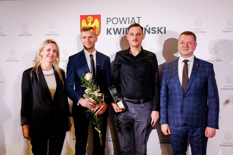 po wręczeniu nagrody, od lewej: Anna Strzelczyk z zarządu powiatu, Tomasz Meller Jarosław Richert, starosta Tomasz Frejnegiel