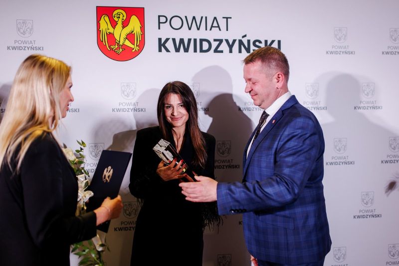 wręczenie nagrody, od lewej: Anna Strzelczyk z zarządu powiatu, Angelika Kamińska i starosta Tomasz Frejnegiel