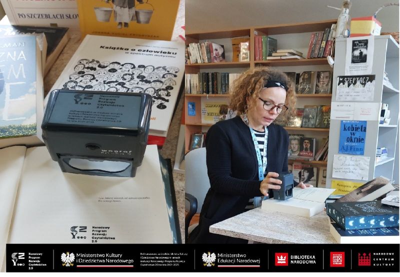 Nauczycielka stempluje książki przy stole, w tle regały z książkami.
