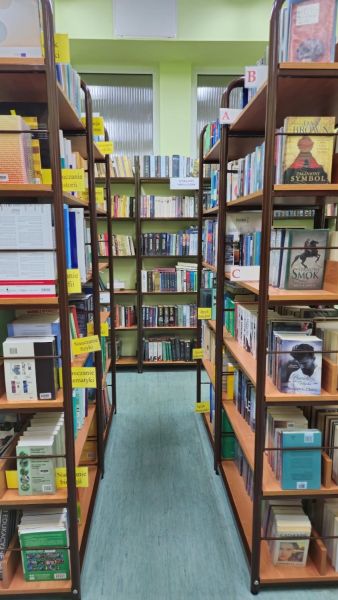 Regały z książkami w bibliotece szkolnej.