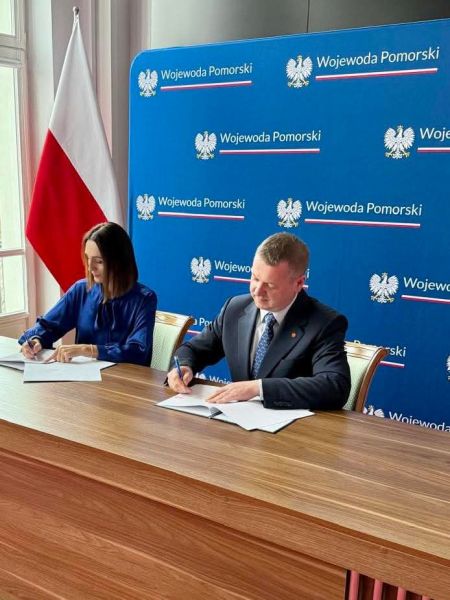 Starosta Tomasz Frejnagiel i Wojewoda Pomorska Beata Rutkiewicz podpisują umowę dotyczącą przebudowy drogi powiatowej Tychnowy–Rakowiec.