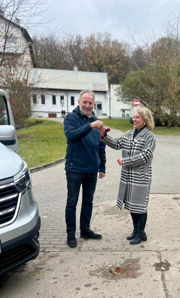 Andrzej Zwolak, wicestarosta kwidzyński przekazuje kluczyki do samochodu Jolancie Mroczek, dyrektor Domu Pomocy Społecznej „Słoneczne Wzgórze” w Ryjewie