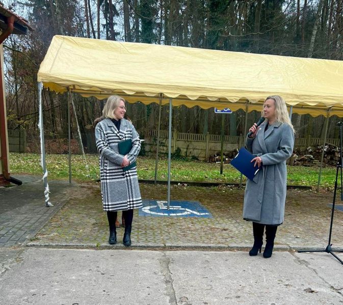 po lewej Jolanta Mroczek, dyrektor Domu Pomocy Społecznej „Słoneczne Wzgórze” w Ryjewie oraz po prawej przemawiające Katarzyna Ochlik-Rafka, członkini zarządu powiatu kwidzyńskiego