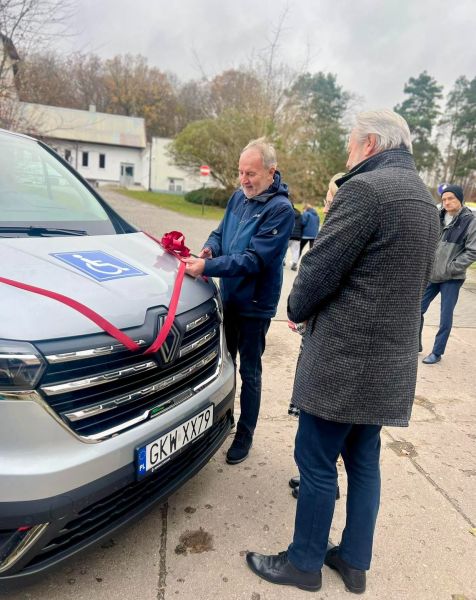 Koło samochodu stoją wicestarosta Andrzej Zwolak oraz Sławomir Słupczyński, wójt gminy Ryjewo