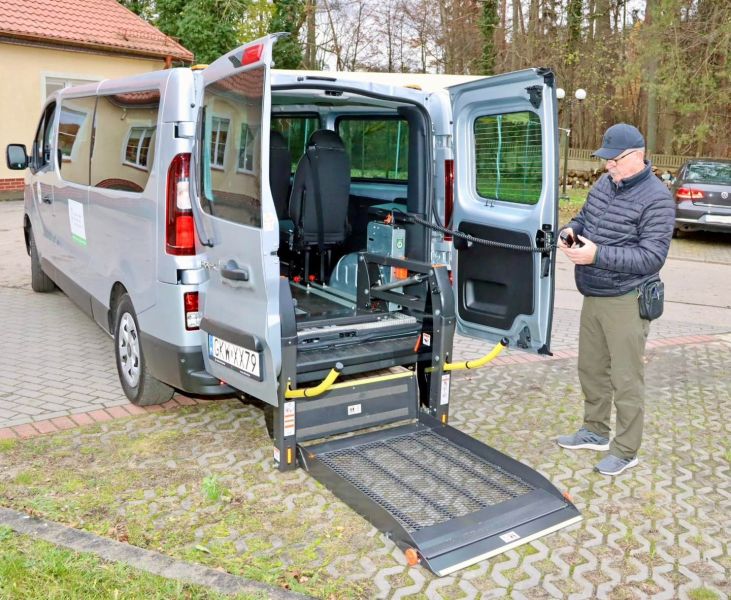 Pracownik Domu Pomocy Społecznej „Słoneczne Wzgórze” w Ryjewie demonstruje zainstalowaną w samochodzie windę do wózków inwalidzkich