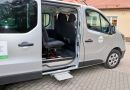 Widok nowego pojazdu z boku, z otwartymi drzwiami i wysuniętym schodkiem