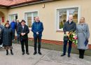 Zdjęcie uczestników uroczystości. Od lewej stoją:  Renata Majda, kierownik Powiatowego Centrum Pomocy Rodzinie w Kwidzynie; Mieczysław Warczak, prezes Stowarzyszenia Pomocy Społecznej „Słoneczne Wzgórze” w Ryjewie;