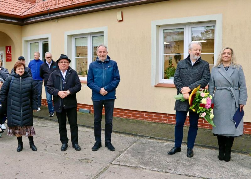 Zdjęcie uczestników uroczystości. Od lewej stoją:  Renata Majda, kierownik Powiatowego Centrum Pomocy Rodzinie w Kwidzynie; Mieczysław Warczak, prezes Stowarzyszenia Pomocy Społecznej „Słoneczne Wzgórze” w Ryjewie;