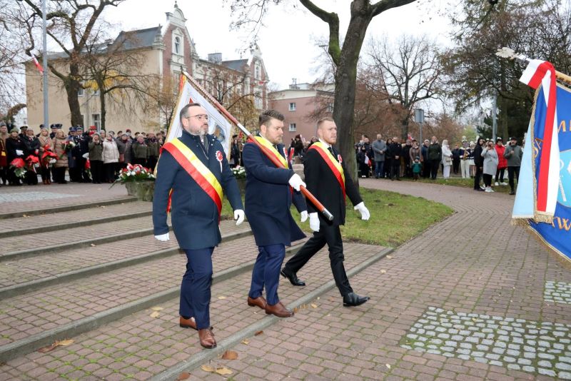 Na pierwszym planie poczet sztandarowy Starostwa Powiatowego w Kwidzynie, a w tle zgromadzeni goście.